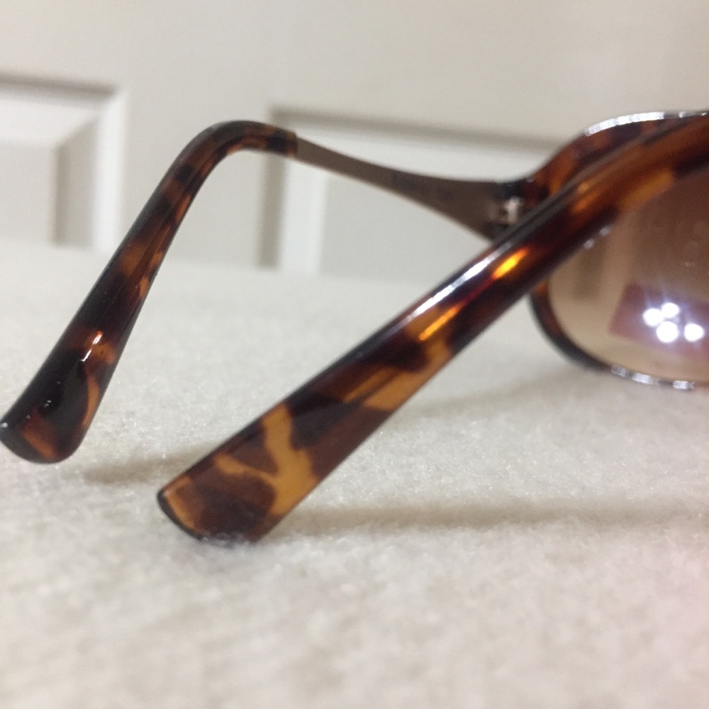 Betsey Johnson sunglasses - Picture 4 of 8